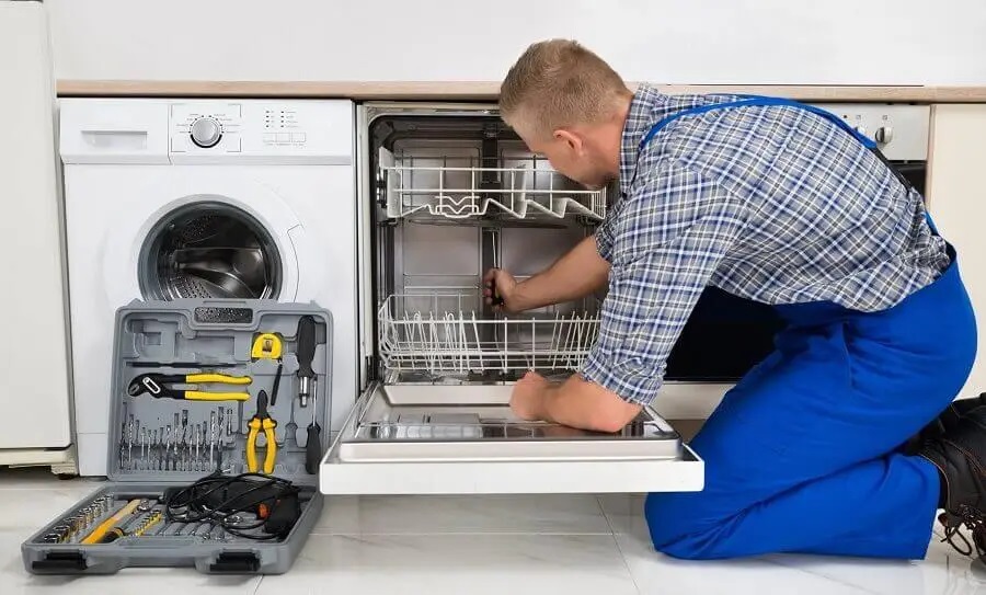 Çayırova Bosch servisi teknisyen ekibi beyaz eşya tamiri yaparken